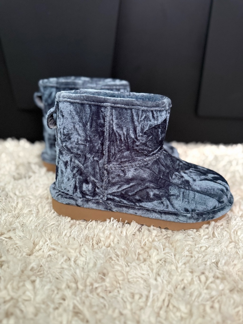 UGG Classic Mini II Blue Velvet Crinkled Girl’s Short Ankle Booties Size 1 EUC